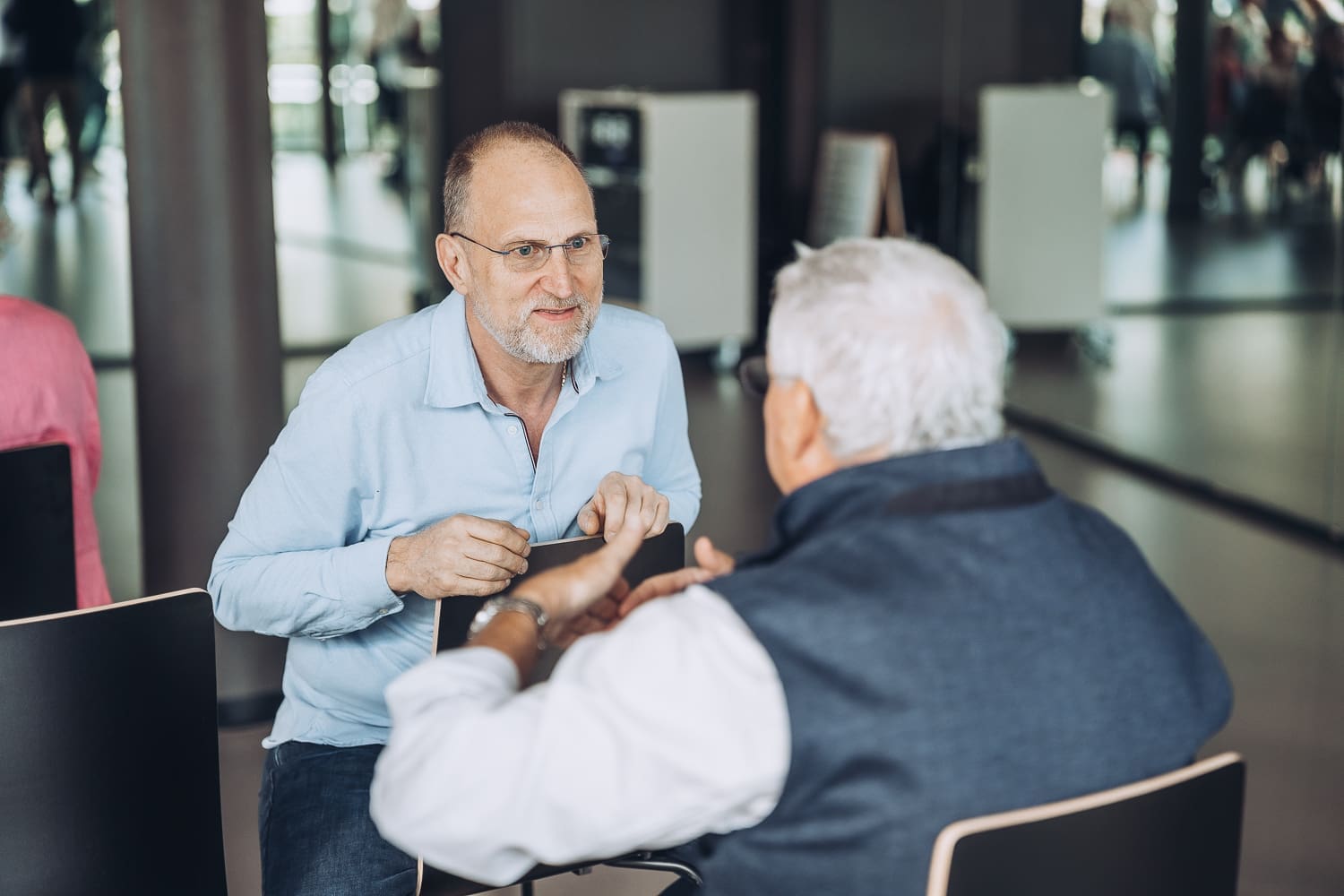 Dr. Tosten Gottschalk im Gespräch mit einem Patienten